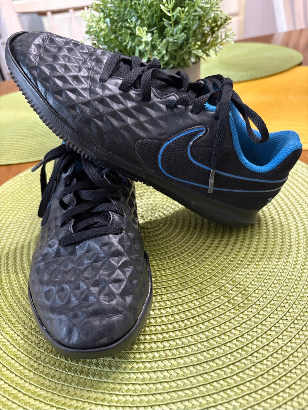 Nike Boys Tiempo indoor soccer Shoes size 4Y